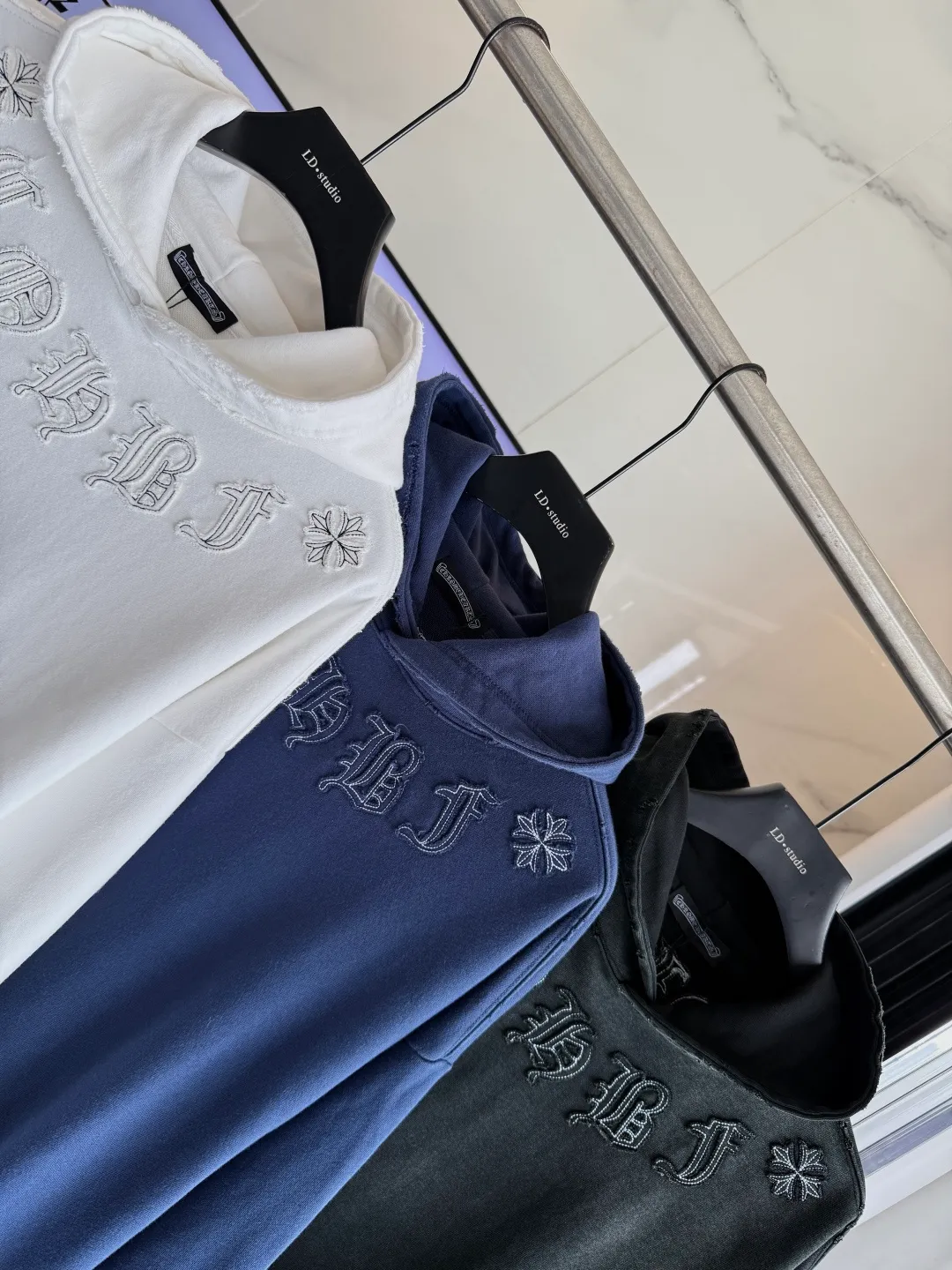 P330 🔥🔥🔥ceiling level 𝗖𝗵𝗿𝗼𝗺𝗲 𝗛𝗲𝗮𝗿𝘁𝘀/Cro Heart 2025 cross patch embroidery summer new original single counter American acid washed distressed laser burnt patch embroidery couple casual hooded sweatshirt 👑The highest version! Customized fabric 440g tripe terry fabric! American acid-washed and distressed original fabric laser burnt ✟appliqué embroidery and exquisite embroidery of letters! The best-selling model at the counter. It is very comfortable to wear. It is low-key yet luxurious. It is very classy when worn. The large size and tailoring are needless to say. The upper body is exquisite and vivid. 👍High-end first-class materials. A truly palace-level product. The cotton from Turkey is of outstanding quality. After heavy washing, the clothes are very soft! Not picky, the upper body is absolutely stylish and extremely luxurious. Auxiliary materials: The original model has been authenticated and labeled ➕100% silk washed with water label. Genuine purchase-grade original hangtag➕matching hanging rope➕3D hanging beads➕original packaging bag. Craftsmanship: The original version has consistent wiring! The highest version of the armhole matching technique! Countless times of pattern making to 100% restore the original appearance! The correct version is the same for men and women, super eye-catching, super good-looking, and super atmospheric! Color: White Black Royal Blue Size: S-XL